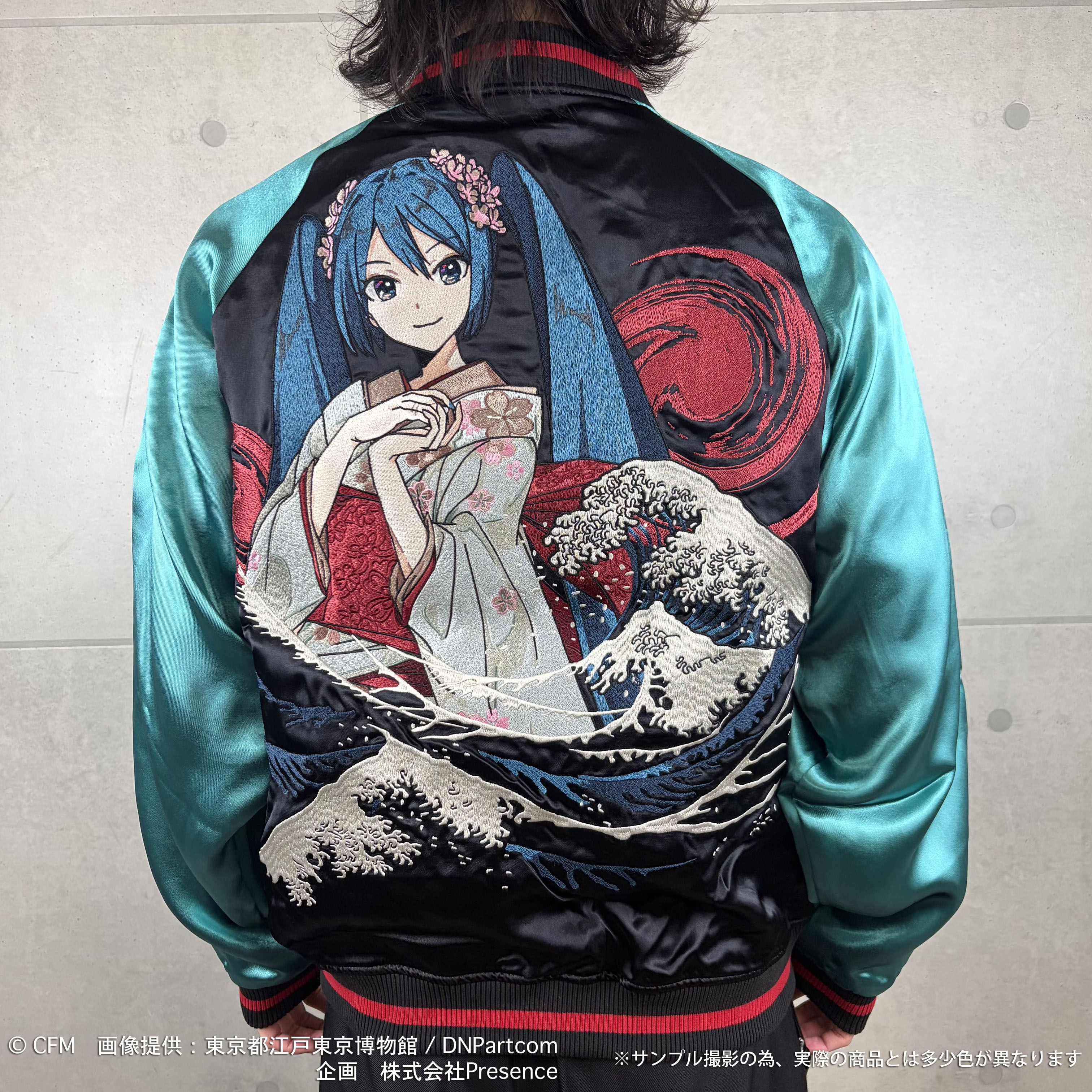 予約品【9月上旬頃までにお届け予定】絡繰魂 【初音ミク×葛飾北斎】3beat コラボリバーシブルスカジャン 264016